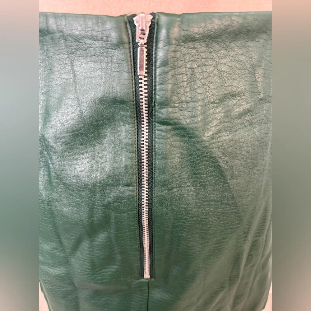 Elegant Green Leather Mini Skirt - Picture 5 of 6